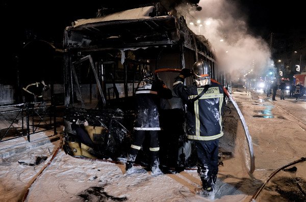 Στα «χέρια» των κουκουλοφόρων η Πατησίων -Εκαψαν τρία τρόλεϊ [εικόνες] | iefimerida.gr 2