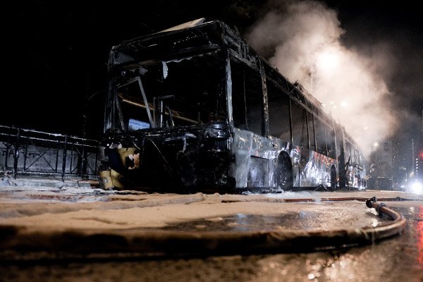 Στα «χέρια» των κουκουλοφόρων η Πατησίων -Εκαψαν τρία τρόλεϊ [εικόνες] | iefimerida.gr 3