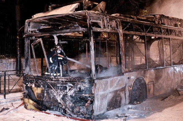 Στα «χέρια» των κουκουλοφόρων η Πατησίων -Εκαψαν τρία τρόλεϊ [εικόνες] | iefimerida.gr 4