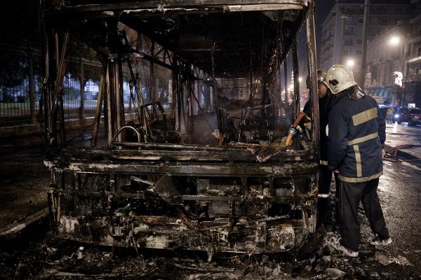 Στα «χέρια» των κουκουλοφόρων η Πατησίων -Εκαψαν τρία τρόλεϊ [εικόνες] | iefimerida.gr 5