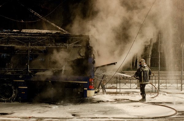 Στα «χέρια» των κουκουλοφόρων η Πατησίων -Εκαψαν τρία τρόλεϊ [εικόνες] | iefimerida.gr 6