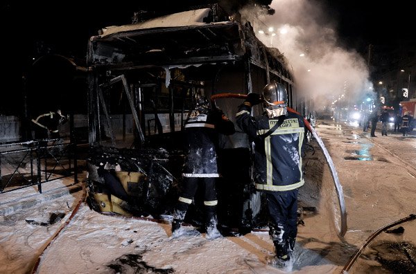 Στα «χέρια» των κουκουλοφόρων η Πατησίων -Εκαψαν τρία τρόλεϊ [εικόνες] | iefimerida.gr 7