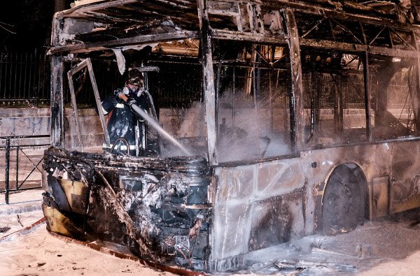 Στα «χέρια» των κουκουλοφόρων η Πατησίων -Εκαψαν τρία τρόλεϊ [εικόνες] | iefimerida.gr 8