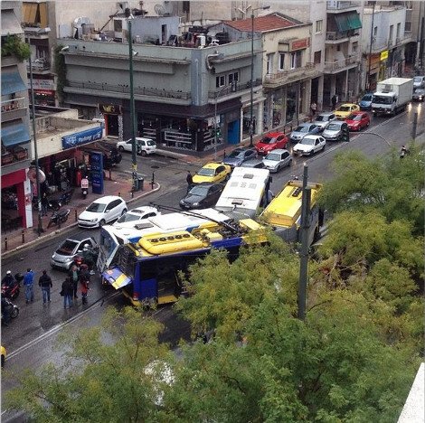 Σφοδρή σύγκρουση λεωφορείου με τρόλεϊ στην πλατεία Κολιάτσου -Δύο ελαφρά τραυματίες [εικόνα] | iefimerida.gr 0