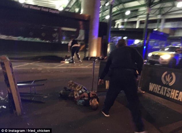 Καρέ-καρέ η στιγμή που αστυνομικοί «γαζώνουν» τους τζιχαντιστές του Λονδίνου [βίντεο] | iefimerida.gr 0