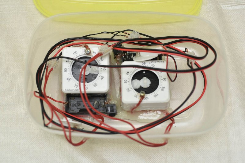 Τι βρήκε η αντιτρομοκρατική στις γιάφκες του 29χρονου: Πιστόλια, εκρηκτικά, έτοιμους φακέλους [εικόνες]  | iefimerida.gr 0