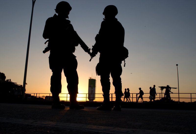 Η Βραζιλία κατεβάζει στρατό στο Ρίο για να καταπολεμήσει την εγκληματικότητα [εικόνες]  | iefimerida.gr 0