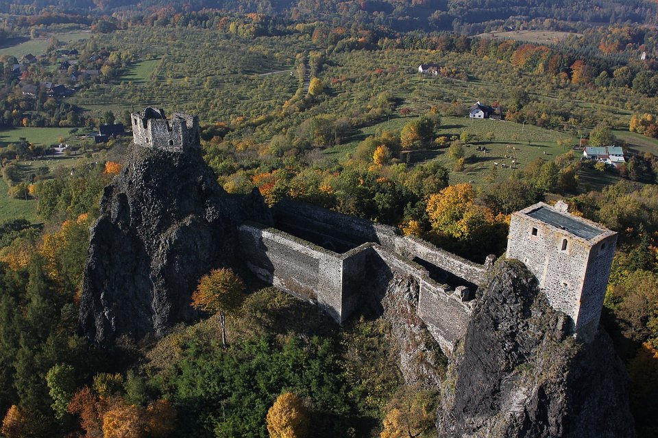 Eχει και η Τσεχία τους δικούς της... Δίδυμους Πύργους [εικόνες & βίντεο] | iefimerida.gr 0
