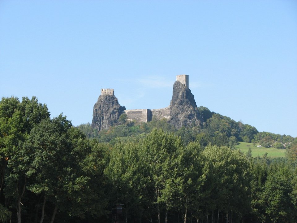 Eχει και η Τσεχία τους δικούς της... Δίδυμους Πύργους [εικόνες & βίντεο] | iefimerida.gr 1