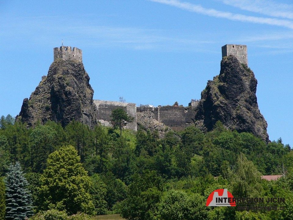 Eχει και η Τσεχία τους δικούς της... Δίδυμους Πύργους [εικόνες & βίντεο] | iefimerida.gr 4