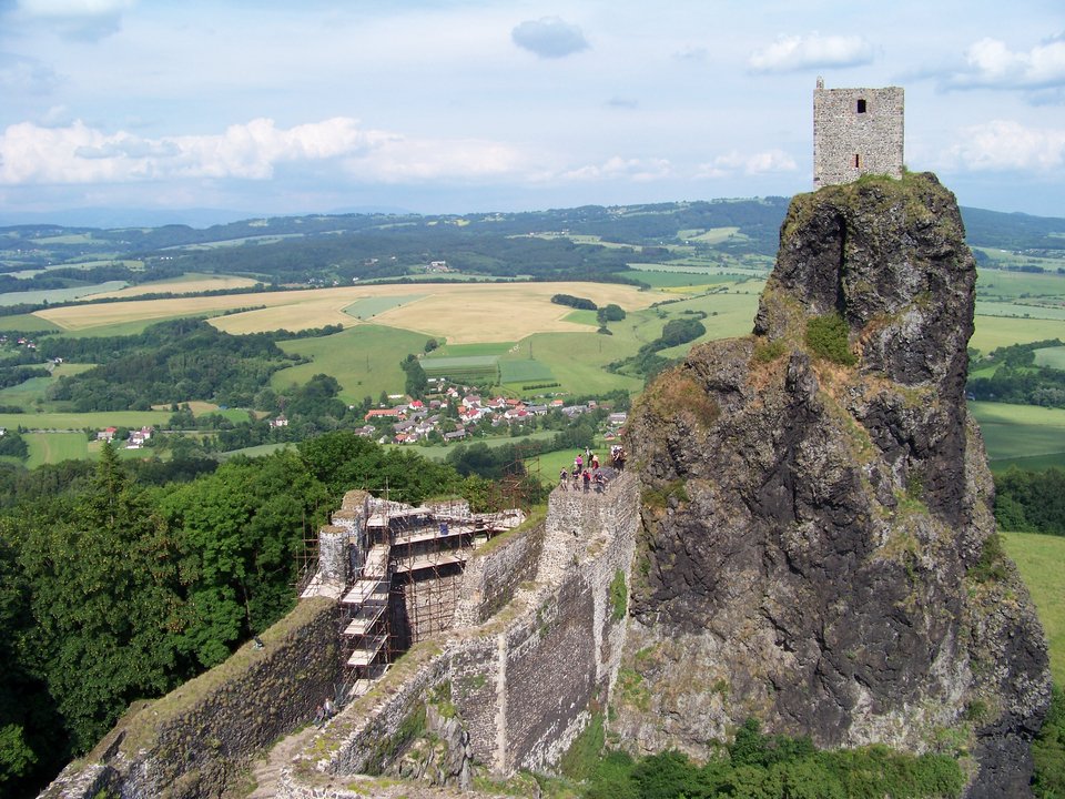 Eχει και η Τσεχία τους δικούς της... Δίδυμους Πύργους [εικόνες & βίντεο] | iefimerida.gr 5
