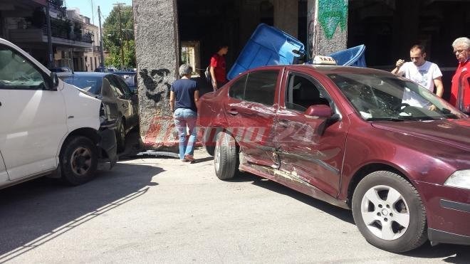 Πάτρα: Ταξί πετάχτηκε στον αέρα μετά από σφοδρή σύγκρουση με βανάκι[εικόνες] | iefimerida.gr 0