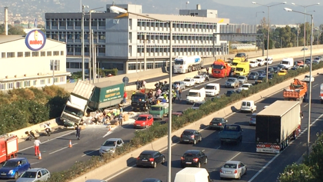 Καραμπόλα με νταλίκα στην Εθνική Οδό -Φορτωμένη με αλεύρι έπεσε πάνω σε 9 ΙΧ [εικόνες&βίντεο] | iefimerida.gr 0