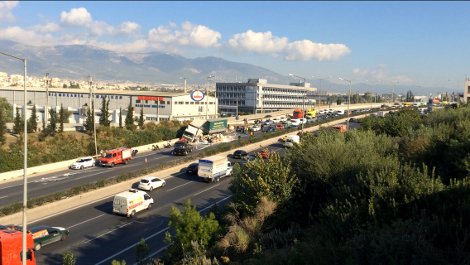 Καραμπόλα με νταλίκα στην Εθνική Οδό -Φορτωμένη με αλεύρι έπεσε πάνω σε 9 ΙΧ [εικόνες&βίντεο] | iefimerida.gr 1