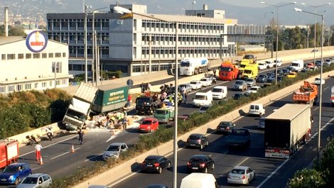 Καραμπόλα με νταλίκα στην Εθνική Οδό -Φορτωμένη με αλεύρι έπεσε πάνω σε 9 ΙΧ [εικόνες&βίντεο] | iefimerida.gr 2