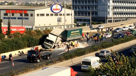 Καραμπόλα με νταλίκα στην Εθνική Οδό -Φορτωμένη με αλεύρι έπεσε πάνω σε 9 ΙΧ [εικόνες&βίντεο] | iefimerida.gr 3