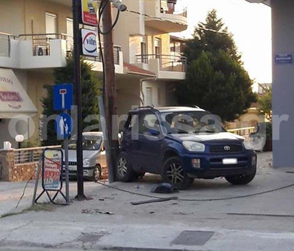 Φάρσαλα: Αγροτικό τράκαρε με τζιπ και κατέληξε σε... καφετέρια [εικόνες] | iefimerida.gr 2