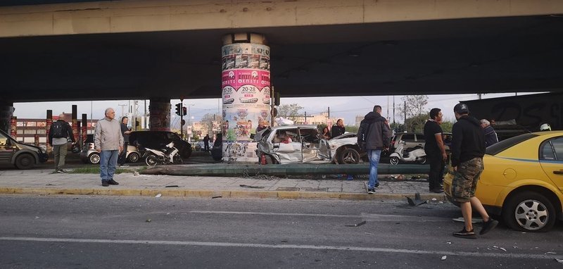 Σοβαρό τροχαίο στον Κηφισό με νταλίκα και ΙΧ -Εξι τραυματίες [εικόνες] | iefimerida.gr 1