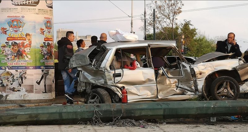 Σοβαρό τροχαίο στον Κηφισό με νταλίκα και ΙΧ -Εξι τραυματίες [εικόνες] | iefimerida.gr 0