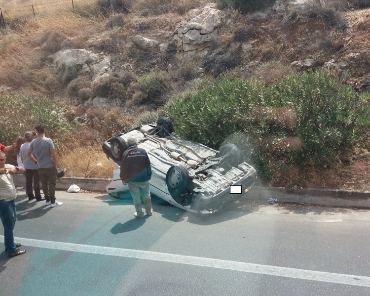 Νέο τροχαίο ατύχημα στην Κρήτη -Αναποδογύρισε αυτοκίνητο [εικόνες&βίντεο] | iefimerida.gr 1