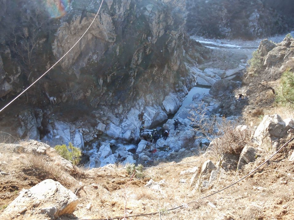 Αυτοκίνητο έπεσε σε χαράδρα 40 μέτρων στην Ξάνθη – Από θαύμα σώθηκαν οι επιβάτες [εικόνες] | iefimerida.gr 1