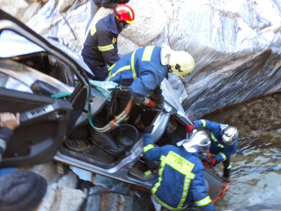 Αυτοκίνητο έπεσε σε χαράδρα 40 μέτρων στην Ξάνθη – Από θαύμα σώθηκαν οι επιβάτες [εικόνες] | iefimerida.gr 0