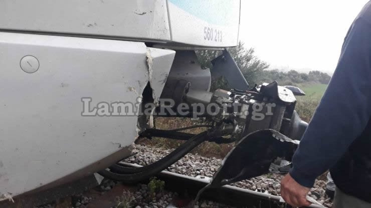 Άγνωστο παραμένει γιατί η οδηγός, ενώ είχαν κατέβει οι μπάρες, πέρασε την φυλασσόμενη διάβαση