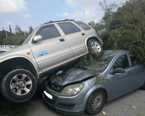 Απίστευτες εικόνες στην Κρήτη: Ελυσε το χειρόφρενο και προκάλεσε τον απόλυτο πανικό! [εικόνες] | iefimerida.gr 0