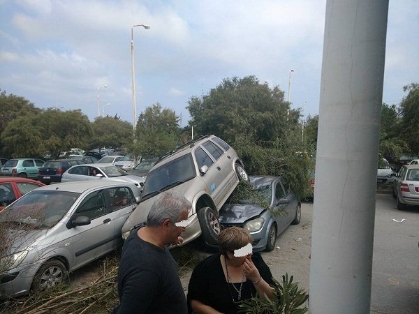 Απίστευτες εικόνες στην Κρήτη: Ελυσε το χειρόφρενο και προκάλεσε τον απόλυτο πανικό! [εικόνες] | iefimerida.gr 1