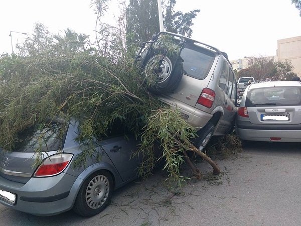 Απίστευτες εικόνες στην Κρήτη: Ελυσε το χειρόφρενο και προκάλεσε τον απόλυτο πανικό! [εικόνες] | iefimerida.gr 2