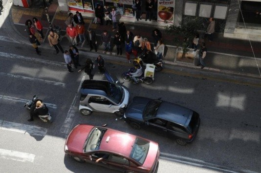 Ηλικιωμένη γυναίκα οδηγούσε αντίθετα σε κεντρική λεωφόρο της Πάτρας [εικόνες] | iefimerida.gr 0