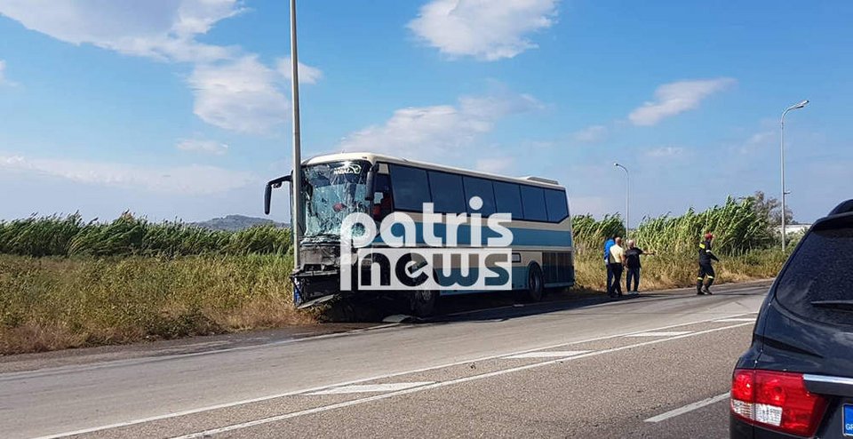 Οπως φαίνεται και από τις φωτογραφίες, το ΙΧ έχει γίνει μία άμορφη μάζα, ενώ το μπροστινό μέρος του λεωφορείου έχει διαλυθεί.