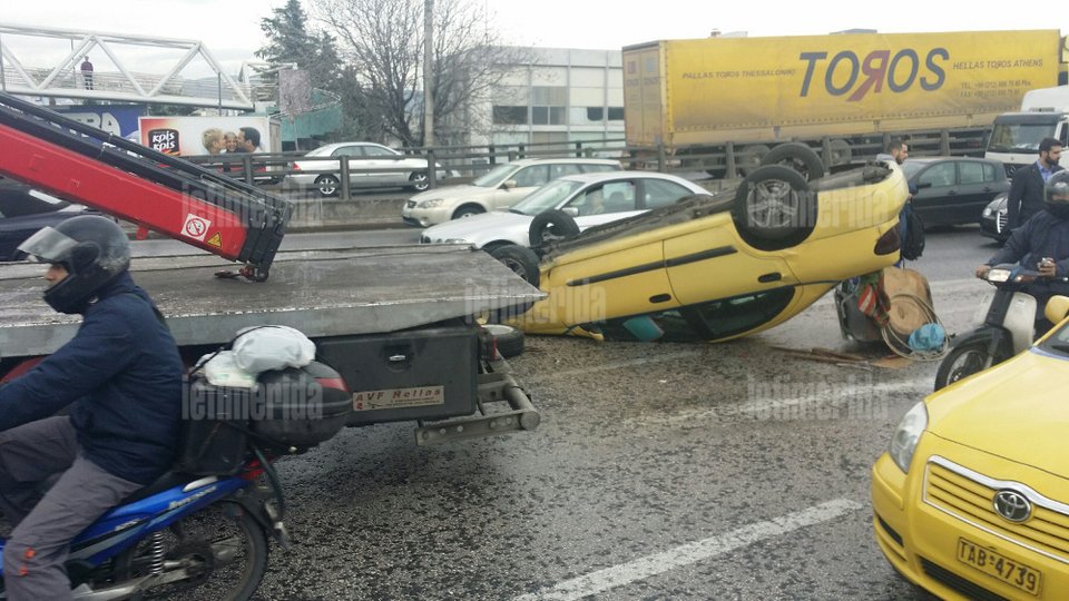 Ταξί αναποδογύρισε στον Κηφισό -Mία γυναίκα τραυματίας [εικόνες] | iefimerida.gr 5