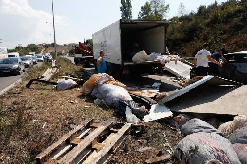 Τραγωδία στη Θεσσαλονίκη: Νταλίκα μπήκε στο αντίθετο ρεύμα -1 νεκρός, 5 τραυματίες [εικόνες] | iefimerida.gr 0