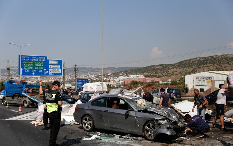 Τραγωδία στη Θεσσαλονίκη: Νταλίκα μπήκε στο αντίθετο ρεύμα -1 νεκρός, 5 τραυματίες [εικόνες] | iefimerida.gr 2