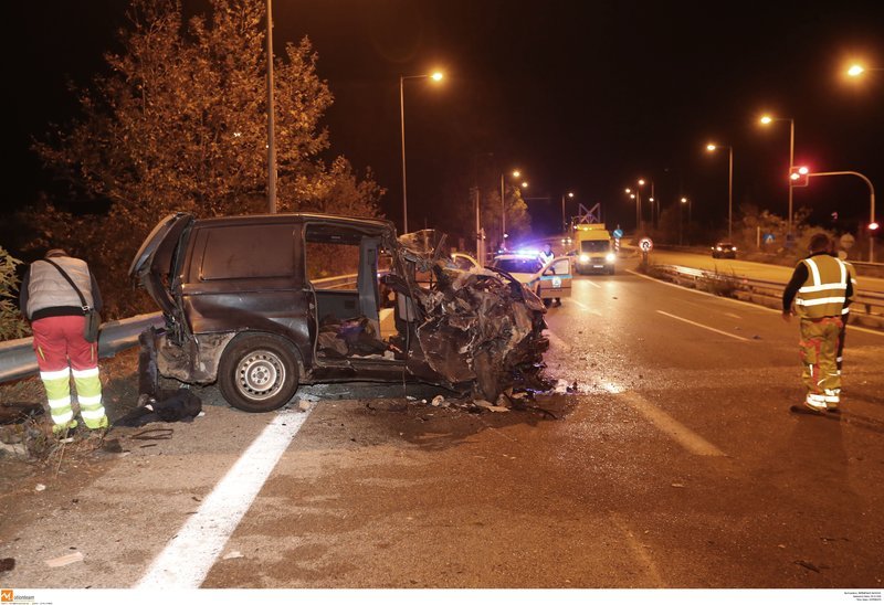 Το βαν που μετέφερε μετανάστες συγκρούστηκε με νταλίκα