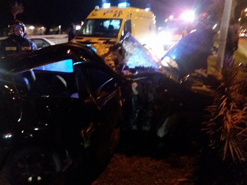 Σοβαρό τροχαίο στο Ηράκλειο: ΙΧ έπεσε σε φοίνικες και τους ξερίζωσε [εικόνες] | iefimerida.gr 2