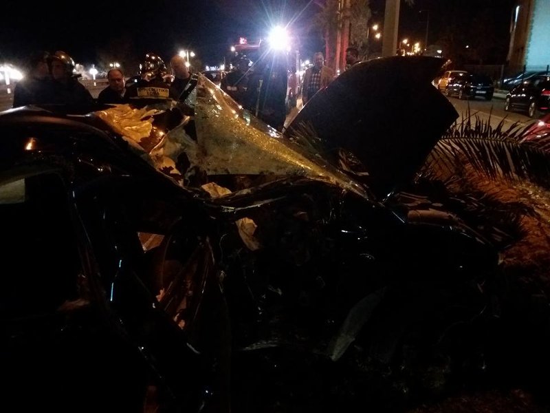 Σοβαρό τροχαίο στο Ηράκλειο: ΙΧ έπεσε σε φοίνικες και τους ξερίζωσε [εικόνες] | iefimerida.gr 0