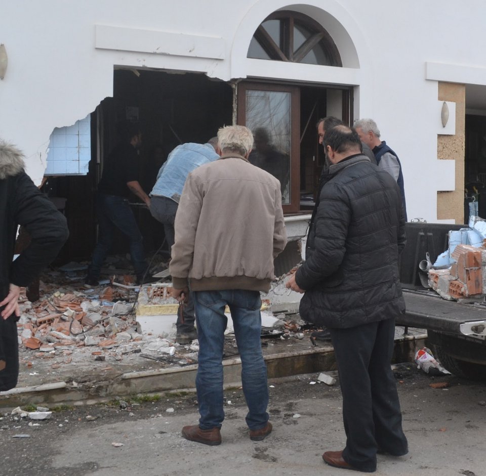 Ασύλληπτο: Αυτοκίνητο μπούκαρε σε σπίτι σε Χανιά [εικόνες] | iefimerida.gr 0