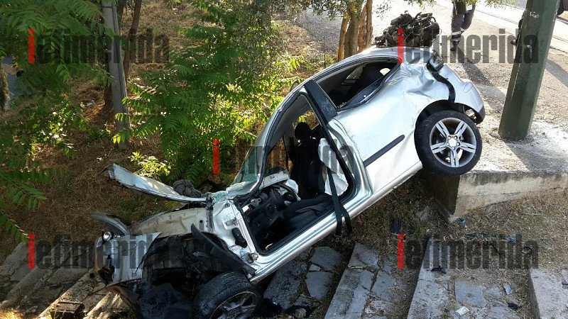 Crash sends car into Ilissos river | iefimerida.gr 0