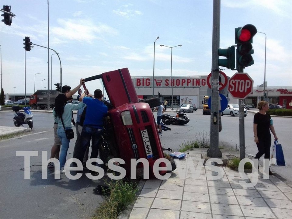 Θεσσαλονίκη: Μετωπική σύγκρουση ΙΧ με μοτοσικλέτα – Δύο τραυματίες [εικόνες] | iefimerida.gr 0