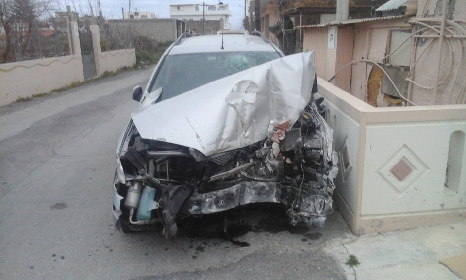 Ασύλληπτο: Αυτοκίνητο μπούκαρε σε σπίτι σε Χανιά [εικόνες] | iefimerida.gr 1