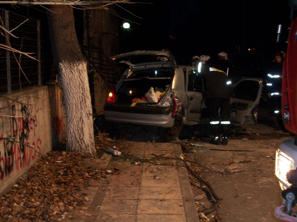 Αυτοκίνητο «βούτηξε» από ύψος 9 μέτρων σε γέφυρα του Νέου  Ηρακλείου [εικόνες] | iefimerida.gr 0