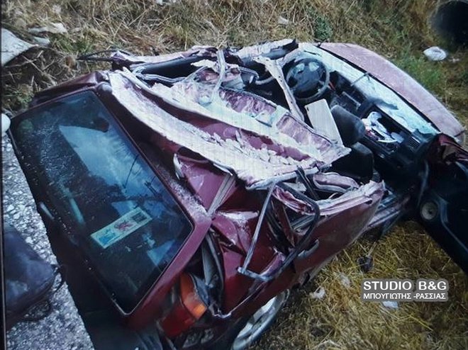 Θανατηφόρο τροχαίο-σοκ στο Ναύπλιο: Αμάξι σφήνωσε κάτω από τσιμεντένιο γεφυράκι [εικόνες] | iefimerida.gr 1