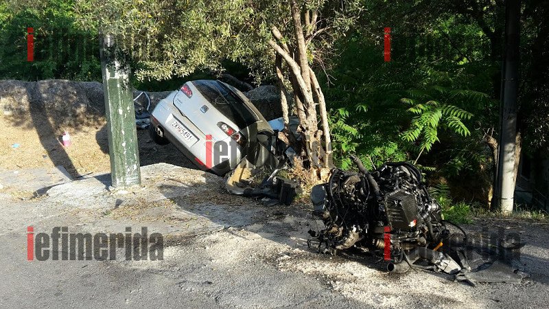 Crash sends car into Ilissos river | iefimerida.gr 1