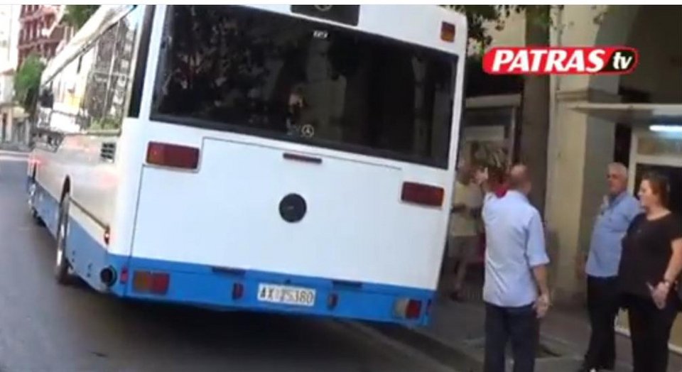 Απίστευτες σκηνές στην Πάτρα: Τράκαρε λεωφορείο, διέφυγε, πήγε να πατήσει αστυνομικό [εικόνες] | iefimerida.gr 0