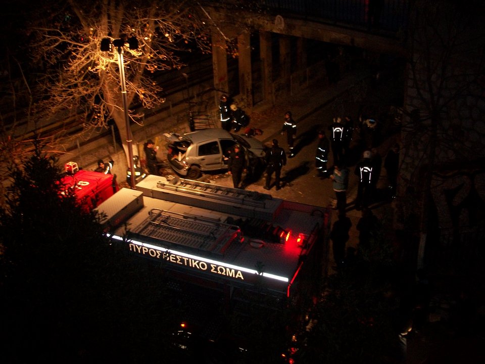 Αυτοκίνητο «βούτηξε» από ύψος 9 μέτρων σε γέφυρα του Νέου  Ηρακλείου [εικόνες] | iefimerida.gr 1