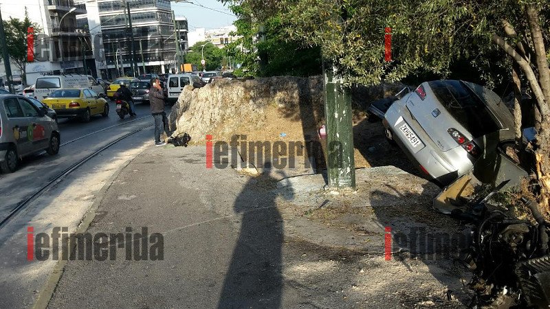 Crash sends car into Ilissos river | iefimerida.gr 2