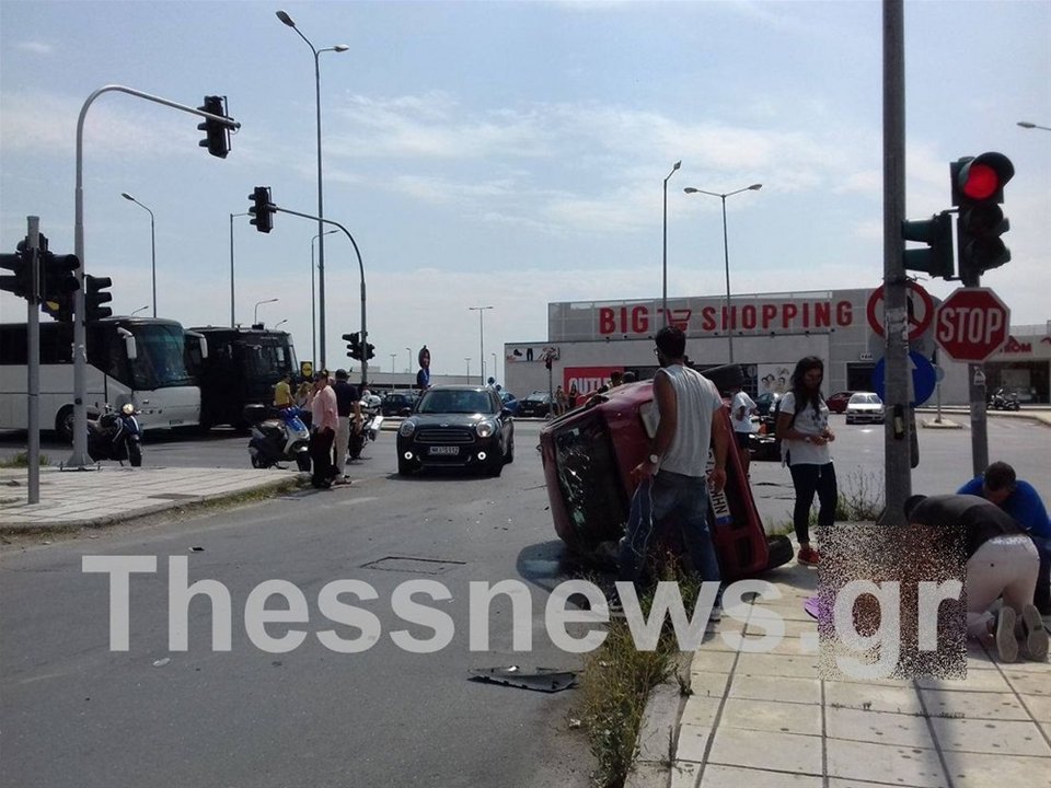 Θεσσαλονίκη: Μετωπική σύγκρουση ΙΧ με μοτοσικλέτα – Δύο τραυματίες [εικόνες] | iefimerida.gr 1