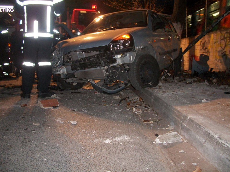 Αυτοκίνητο «βούτηξε» από ύψος 9 μέτρων σε γέφυρα του Νέου  Ηρακλείου [εικόνες] | iefimerida.gr 2